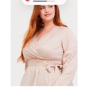 Torrid jacquard wrap long sleeve babydoll blouse. Taupe. torrid size 2 (18-20).